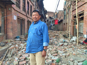 Evangelist Dawa Singye midt i det ødelagte Kathmandu.