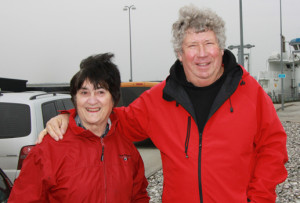 Joy og Moses Hansen ved havnen på Årø.