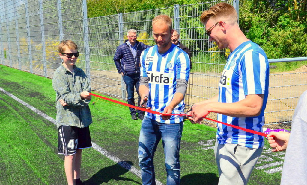 Michael Almebäck og Robin Söder fra Esbjerg FB klippede snoren til kunstgræsbanen.