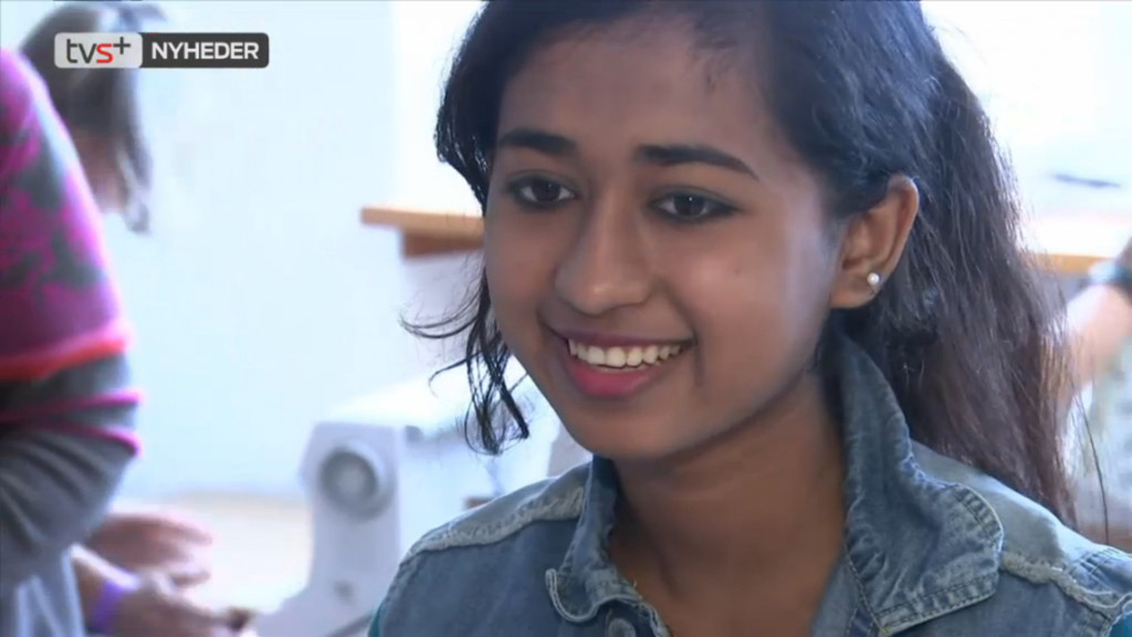 TVSyd besøgte den tværkulturelle lejr på Sydvestjyllands Efterskole. Bl.a. den 16-årige Hamida fortalte om, hvor meget det betyder at være med på tværkulturel lejr år efter år. Skærmprint fra TVSyd reportagen den 28. juli.