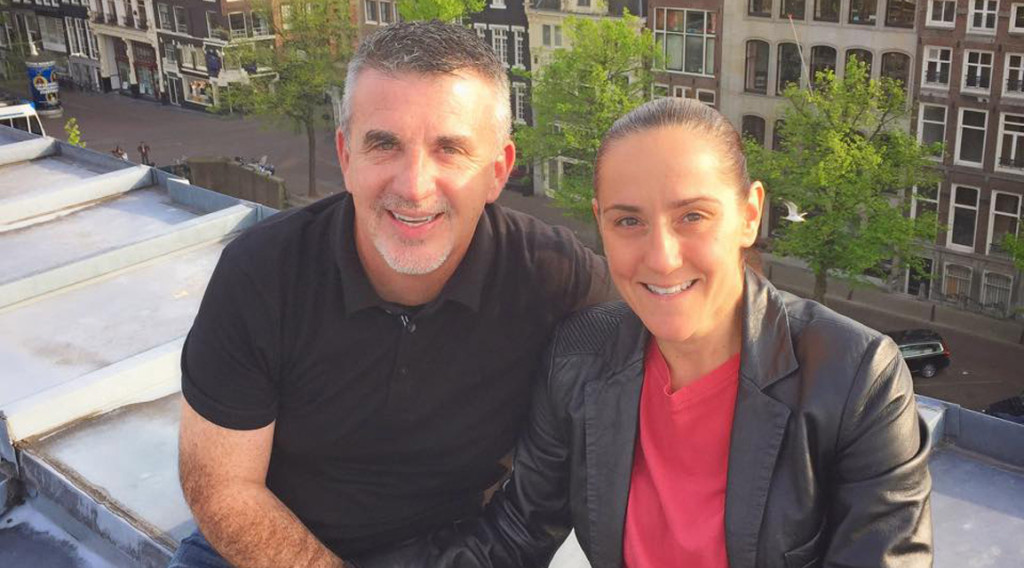 Christine Caine sammen med sin mand Nick. Christine er født i Sydney, Australien men bor i dag i USA sammen med sin familie.