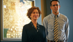 Maria Altmann (Helen Mirren) og Randy Schoenberg (Ryan Reynolds) med ”Kvinden i guld” - Klimts portræt af Adele Bloch-Bauer - i baggrunden (still fra filmen: Scanbox).