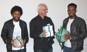 Haile Andemichael, tidl. professionel fodboldspiller fra Eritrea, Paul Martin Nielsen, projektmedarbejder, og Misghina Abrehe fra mandeklubben i Esbjerg modtog ’Stjerneprisen 2015’.