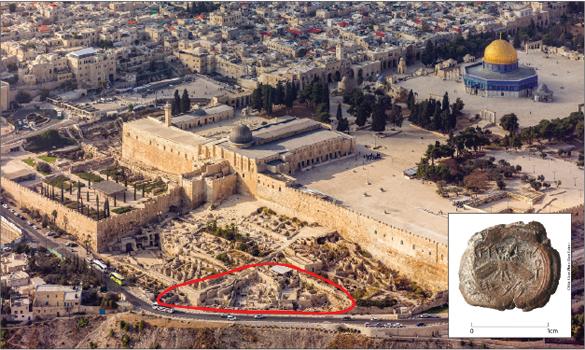 Hezekias’ segl blev fundet på Ofel-højen i Jerusalem. Billede fra Dr. Eilat Mazar. Foto: Ouria Tadmor. Indsat et aftryk af Hezekias’ segl. Billede fra Dr. Eilat Mazar. Foto: Ouria Tadmor