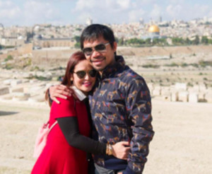Manny og Jinkee Pacquiao ses her foran Jerusalems gamle bydel. Bokseren lagde billedet ud på de sociale medier med teksten: ”Lev sådan, at dine børn og børnebørn vil følge dit eksempel, så også deres liv må bringe ære og herlighed til Gud. Må Gud velsigne jer alle.”