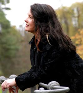 Gud er særligt nær hos dem, der lider, siger Birthe Paulsen fra Hillerød, der leder gospelkoret Corallerne.