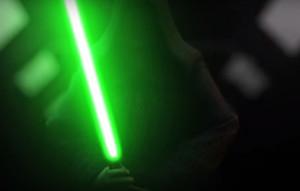 En kristen norsk højskole har investeret 100.000 kroner i en ti sekunder lang reklame inspireret af Star Wars filmen The Force Awakens. Foto: Skærmprint.