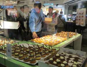 Under Hanukka spiser folk i Israel sufganiotboller (doughnuts), som er kogt i olie, for at mindes olieunderet. Dette er luksus-sufganiot hos bager Rolandin i Mamilla i Jerusalem. Rolandin i Hillelgaden solgte 2000 sufganiot til ca. 10 sekler per styk i løbet af én dag. Festen, som varer en uge, startede i 2015 den 7. december. Foto: Heljä Norberg. Barnea Levi Selavan
