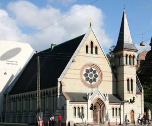 Den Katolsk Apostoliske Kirke ligger meget flot ved søerne på hjørnet af Gyldenløvesgade (i forlængelse af H. C. Andersens Boulevard) og Nørre Søgade. Den er bygget i 1871 i engelsk nygotisk stil. Oprindeligt lå den frit i det, der dengang var udkanten af København. Nu har den bl.a. Dannerhuset til nabo.