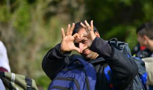 Det er kærligheden – ikke frygten – der beskytter samfundet mod radikalisering og ekstremisme. Med kærlighed tør vi møde det uventede. Foto: Bigstock. Oktober 2015. Hegyeshalom, Hungary. Gruppe af flygtninge forlader Ungarn.