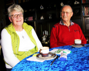 En kop kaffe og en god snak er en fast del af ægteparrets ugentlige rengøringsopgave i Apostolsk kirke i Vejle.