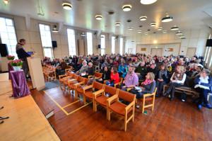 LMH’s Bibelkursus foregår i den sorte træbygning (Mødesalen) på Ansgarvej 2. Her underviser forstander Henrik Nymann Eriksen ved sidste års kursus. Foto: LMH.