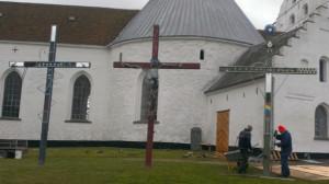 De tre kors ved Horne Kirke er en del af Karsten Auerbachs kunstprojekt for konfirmander.