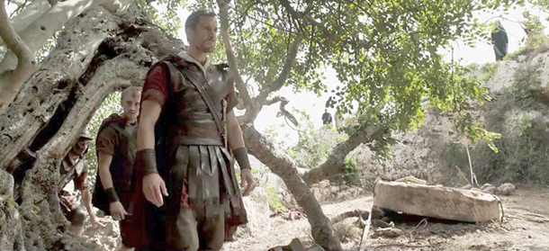 Soldaten Clavius (Joseph Fiennes) finder graven tom og beslutter sig for at undersøge, hvad der egentlig skete. Skærmprint fra trailer til filmen ”Risen”.