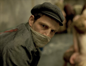 Saul spilles af den ungarsk fødte skuespiller Géza Röhrig (still fra filmen: Camera Film).