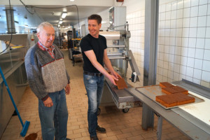Gottfred Schmolkes familie drev Brødrehusets Bageri, indtil en brand i 1986 ødelagde alt. Herefter byggede Gottfred en nyt moderne bageri, men pga. tekniske problemer med en pakkemaskine blev opstarten forsinket i månedsvis, og til sidst måtte Gottfred sælge bageriet. Det drives nu af Willy F-kager. Indehaveren John ses til højre.