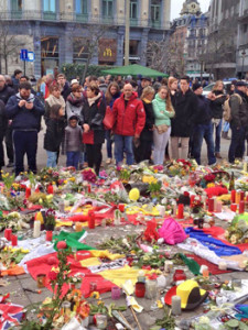 Blomsterhavet voksede i Bruxelles, mens enkeltpersoner og kirker fik hjælp fra Billy Grahams kriseteam. Foto: RRP