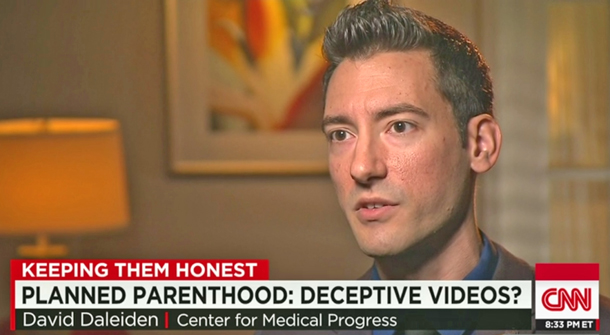 Efter at abortmodstanderne med skjult kamera havde afsløret uhyrligheder på USAs abortklinikker, bliver manden bag optagelserne, David Daleiden retsforfulgt. Skærmprint CNN.