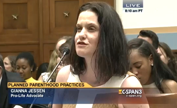 38-årige Gianna Jessen overlevede et 18 timers abortindgreb med saltvand i sin mors mave og blev født levende i Los Angeles i 1977. Hun vidnede mod Planned Parenthood klinikkerne i USA’s kongres den 9. september 2015. Skærmprint.