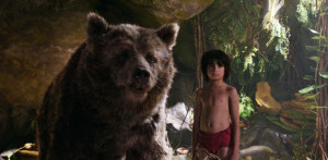 Drengen Mowgli og hans ven, bjørnen Baloo i animationsfilmen efter Rudyard Kiplings klassiker Junglebogen (still fra filmen).