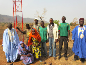 Her er en gruppe frivillige radiofolk samlet ved masten til en radiostation i Mayo Ray ude i bushen. Justin Nekoanoudji, som leder arbejdet i Cameroun og Tchad, står i midten.