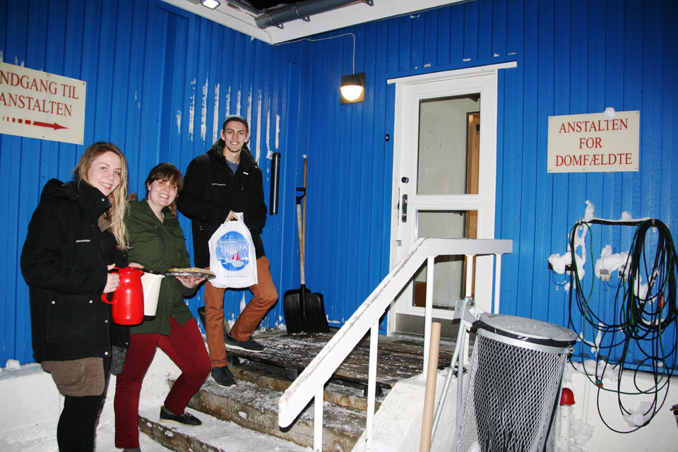 Cecilie, Mathilde og Asbjørn besøger ugentligt de indsatte i Anstalten i Aasiaat.