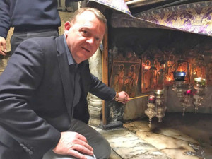 Statsminister Lars Løkke tænder lys i fødselskirken i Betlehem.