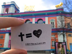Hillsong-Kirken spredte budskabet ”CrossEqualsLove” (Korset er lig med kærlighed) gennem reklamer i marts måned før alle film i Palads-biografen ved Vesterport i København.