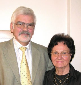 Ægteparret Bibi og John Jørgensen hjælper mange mennesker. Lytter til, taler med og beder for dem. (Også dem, der har problemer med det okkulte.) Forkerte bindinger kan for eksempel være opstået i eller arvet fra familien. Eller man kan have pådraget sig dem i et uheldigt møde med det okkulte.