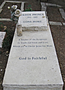 På kirkegården ligger også den internationale bibellærer og forfatter Derek Prince og hans anden kone, Ruth Prince. Derek Prince var enkemand efter danske Lydia Christensen, som kom fra Pinsekirken Elim i København og havde adopteret 8 døtre - seks jødiske, en arabisk og en engelsk pige.