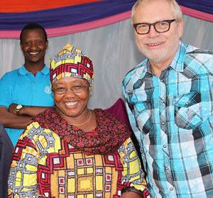 Egon Falk under kampagnen i landsbyen Gittingen i Tanzania. Dr. Mary Nagu, som er minister for offentlige investeringer i Tanzania, deltog også i kampagnen.