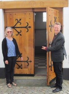 - Vi holder kirkedøren åben for alle, siger Else Wiwe og Erik Holmgaard, som her står uden for Gl. Haderslev Kirke.
