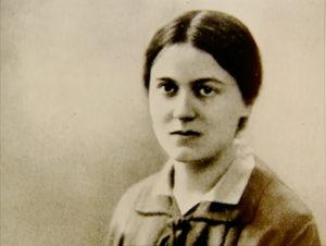 Med nazismens fremmarch kunne Edith Stein ikke længere - som jøde - fortsætte med det arbejde, hun havde. Som 42-årig indtrådte hun i 1933 i et karmeliterklostret og levede som karmeliternonne, indtil hun blev hentet og bragt til Auschwitz.