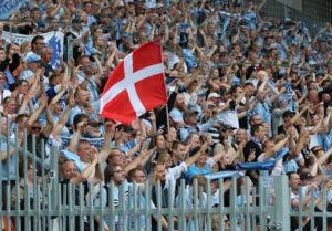 SønderjyskE plejer ikke at være mange fans til udekampene. Men til den sidste kamp i Brøndby var rekordmange troppet op, for at støtte de sønderjyske helte. Foto: Svend Anker Iversen