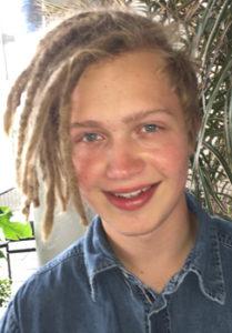 Frederik smiler tilfreds over sin helbredelse.
