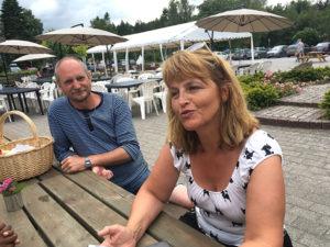 Deltagerne nød det gode vejr på Fjellerup Efterskole, hvor Ungdom Med Opgave holdt deres årlige familielejr. Her er det præsteparret fra Græsted frikirke, Lisbeth og Leif Junchershøj.