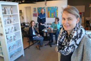 Caféen ledes af Mette Østergaard, der også driver helsebutikken.