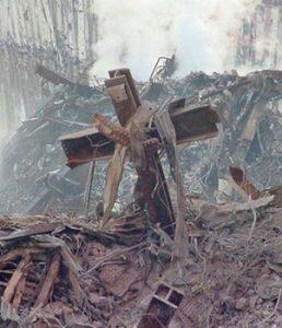 Et stålkors, som blev fundet midt i støv og røg og håbløshed på Ground Zero den 13. september 2001, er blevet en del af udstillingen på The National September 11 Memorial and Museum.
