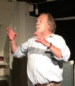 Ole Sørensen spiller éne mand alle roller i ”Grænsevogteren”, som Teatret Møllen opfører.