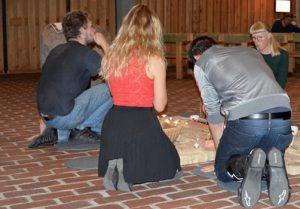 Åbne Døres unge havde i samarbejde med en gruppe frivillige arrangeret bønneeventet i Gellerup Kirke.