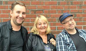 Dette efterår er tre generationer fra Troens Bevis på turné for at opflamme lokale menigheder til mission. Fra venstre Hans Martin Skagestad og Kari og Rune Edvardsen. Foto: Troens Bevis.