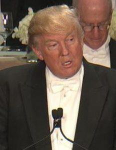 Trump sagde i sin tale, at han bor i samme gade som kardinalen. Men kardinalens hus er «bygget af Gud og det kan ingen konkurrere med», understregede Trump.