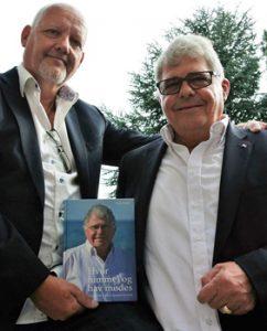 Forfatter Benny Grarup (t.v.) og sømandsmissionær Jørgen Erik Larsen med bogen ”Hvor himmel og hav mødes”.