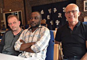 Poul Martin Aaling Nielsen (th) sammen med Xhafer fra Kosovo og Sat fra Congo.