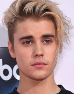Verdens (måske) vigtigste bog er forsynet med et meget langt forord, hvor almindelige danskere fortæller om deres møde med Gud. Også Justin Bieber taler om sin tro i bogen ”Mød Gud”, som er udgivet af Alpha Danmark og Youth for Christ Danmark.