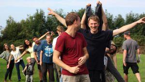 At være på bibelskole betyder også at have det sjovt, at gøre ting sammen og for hinanden - og det fine sensommervejr har gjort dette endnu nemmere for højskoleeleverne i Kolding.