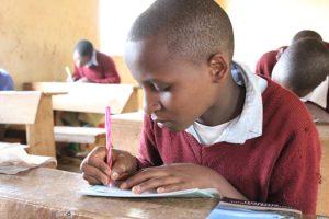 Skoleelever i Tanzania får Johannesevangeliet som læsebog. Foto: Soma Biblia.