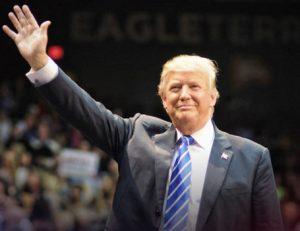 Det lykkedes længe Clinton og de liberale medier at latterliggøre Trump, og hun blev bakket op med millioner fra banker, Wall Street, olielande, filmindustri, m.m. Men folket valgte Trump.