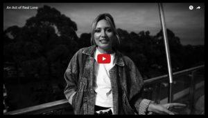 I en kort video forklarer Laura Toggs, sammen med to andre fra gruppen, ideen bag projektet.