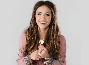 Laurel Daigle leder jævnligt lovsangen i sin lokale (mega)kirke i North Point Community Church i Alpharetta, Georgia i USA.